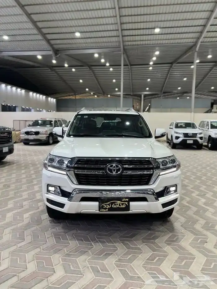 تويوتا لاندكروزر 2021 وارد الساير ماشي 64 الف قمة فالنظافة 0