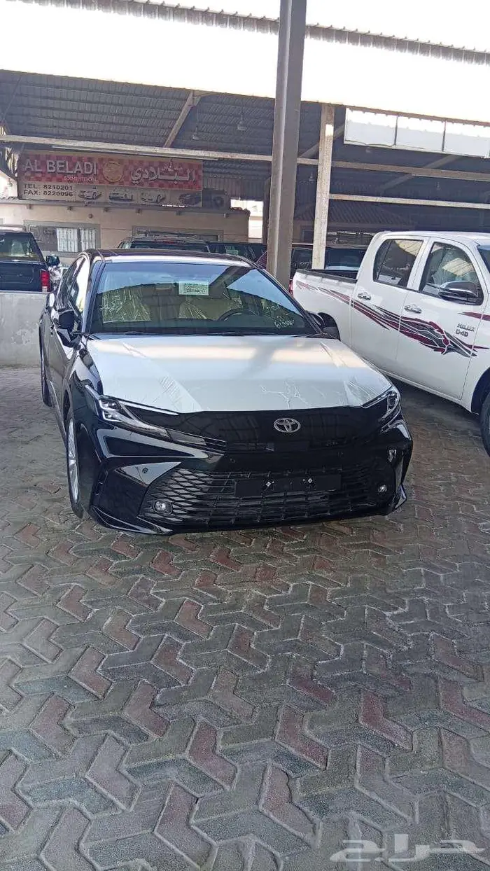 تويوتا كامرى LE 2025 لون ابيض لولوى ولون اسود 2
