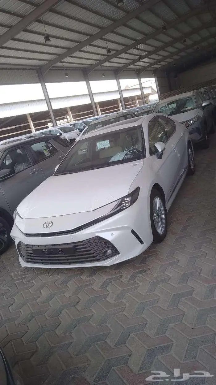 تويوتا كامرى LE 2025 لون ابيض لولوى ولون اسود 0