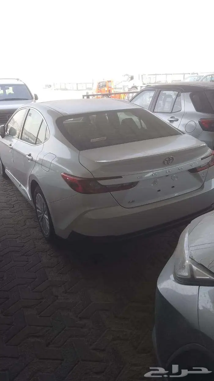 تويوتا كامرى LE 2025 لون ابيض لولوى ولون اسود 1