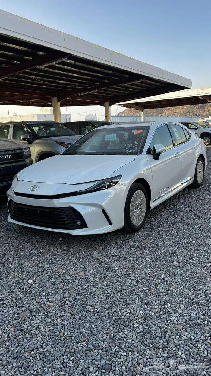 تويوتا كامري LE بنزين 2025 كاش و عروض التمويل 0