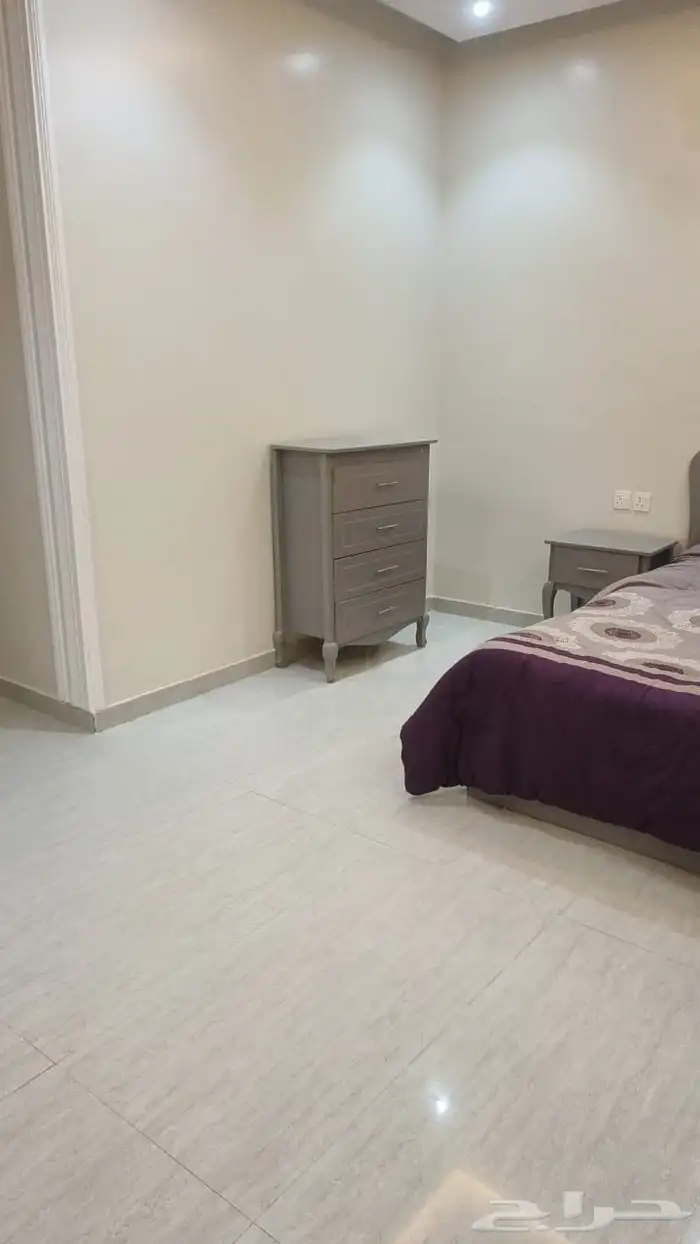 غرفة نوم كبيره مع تسريحه وشفنيره ودولاب وكمودينه 3