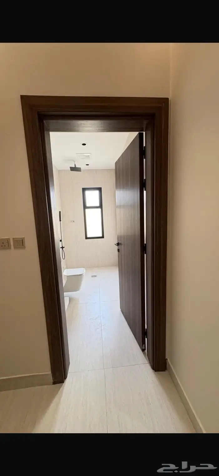 دور للبيع في حي الشروق 8
