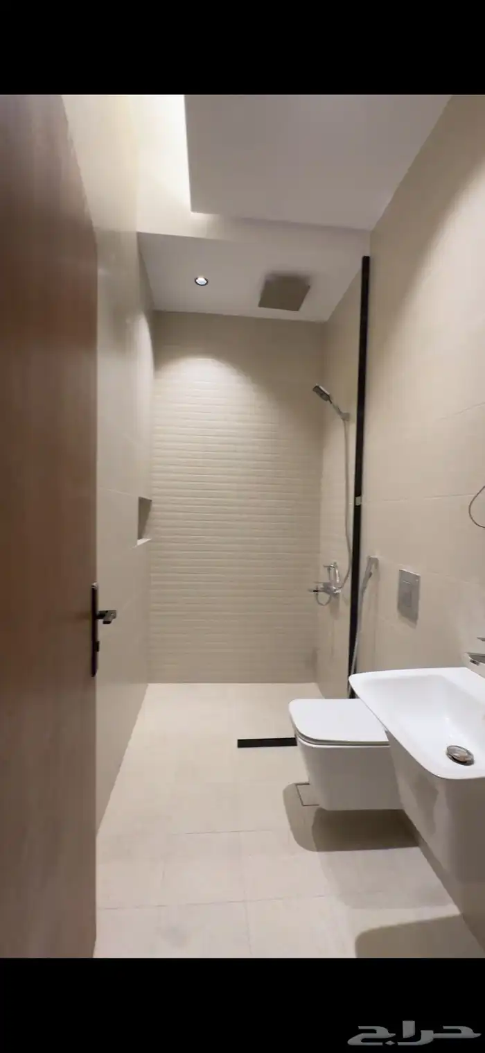 شقة تمليك مكونة من 4 غرف في حي السلامة خلف فندق المنزل 8
