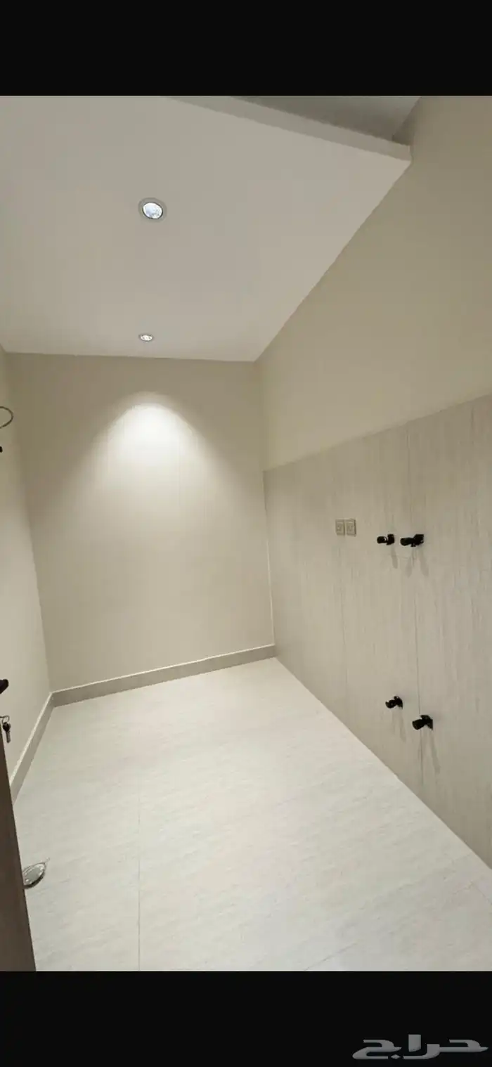 دور للبيع في حي الشروق 4