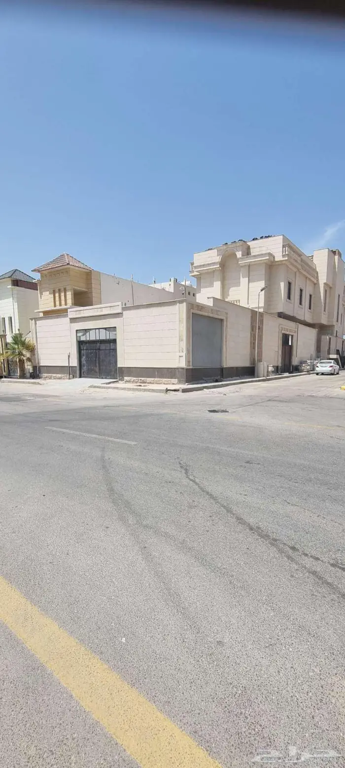 فلا حي النزهه جديده على 3 شوارع مع شقق مدخل منفصل مساحة825 0