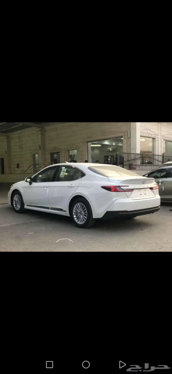 تويوتا كامري LE بنزين 2025 أبيض _ فضي _ أسود 5