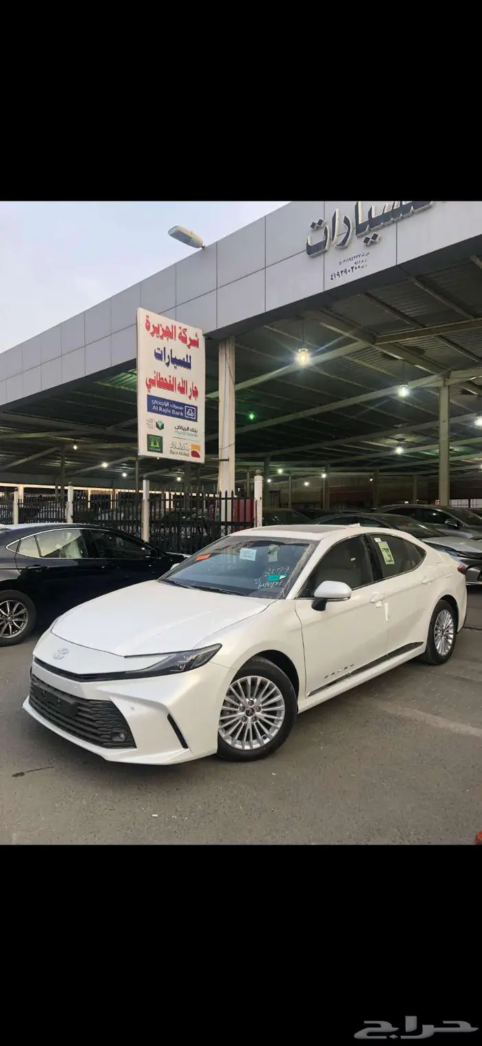تويوتا كامري LE بنزين 2025 أبيض _ فضي _ أسود 10