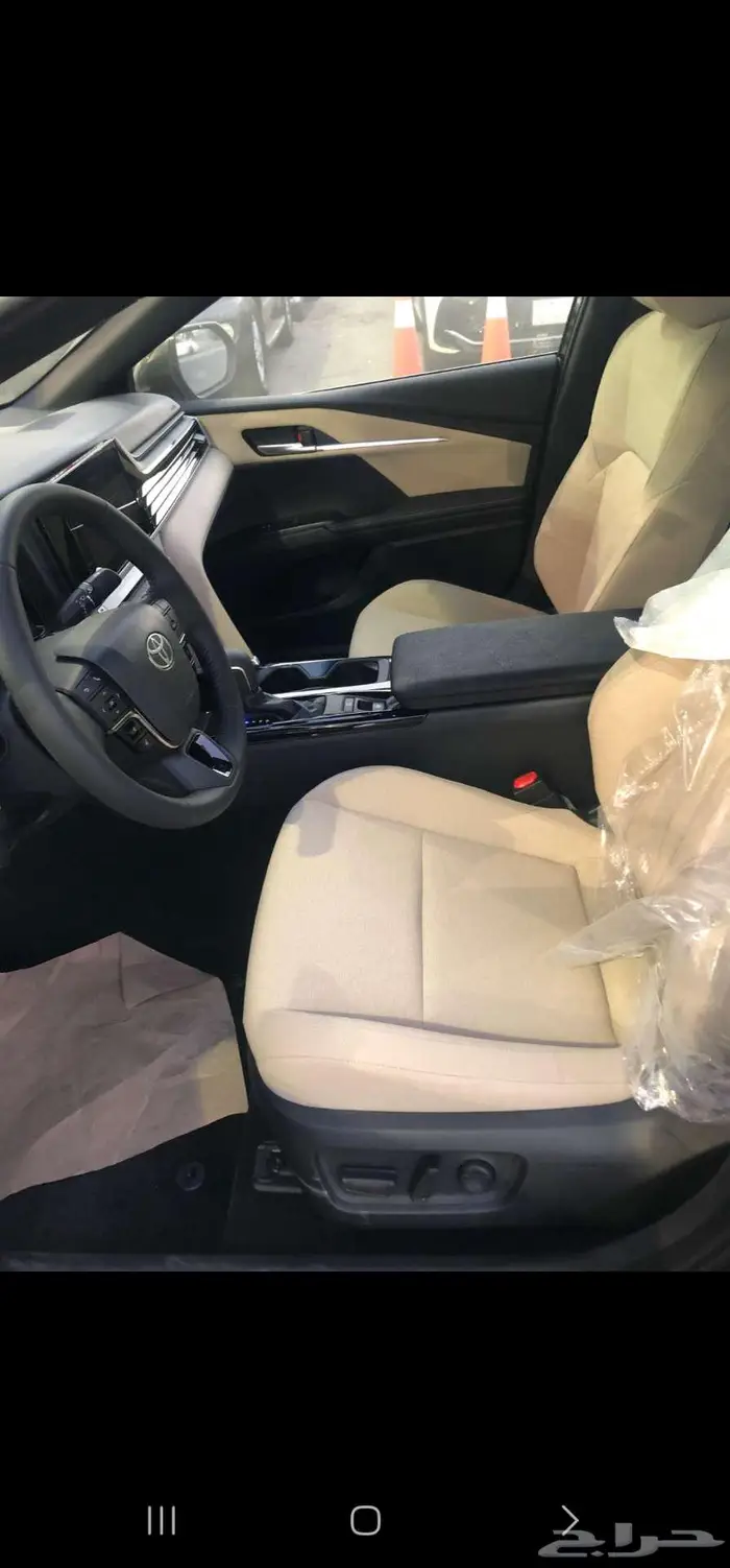 تويوتا كامري LE بنزين 2025 أبيض _ فضي _ أسود 9