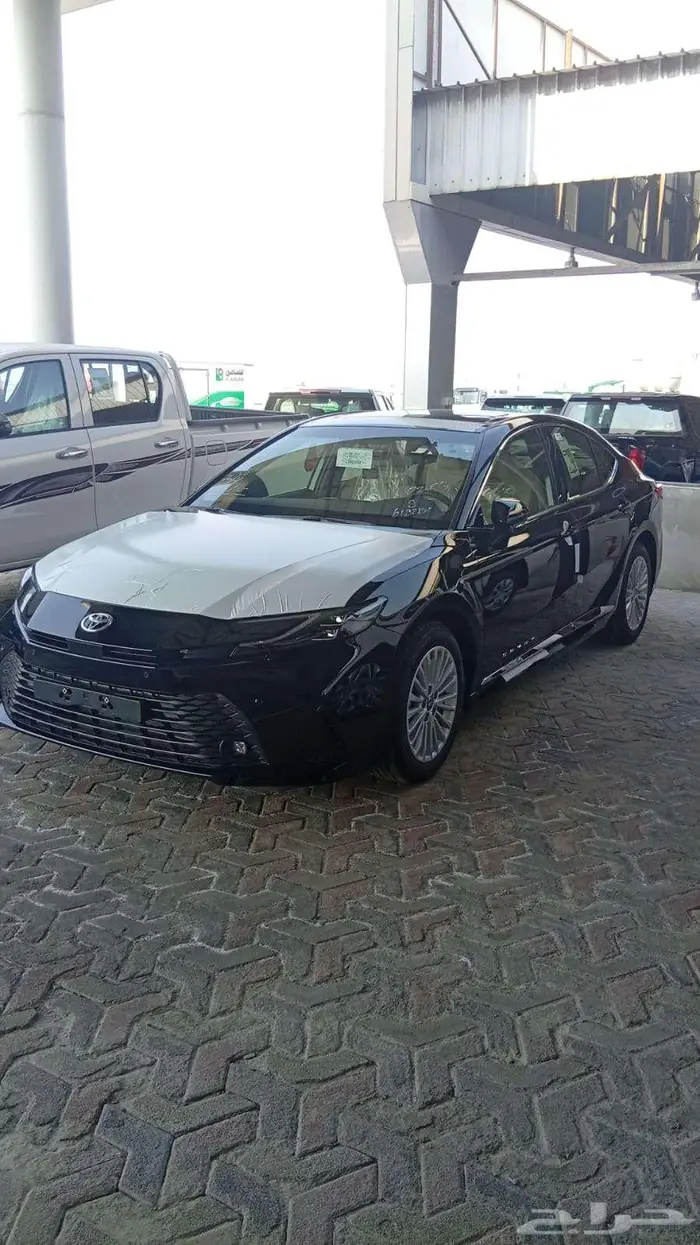 تويوتا كامرى LE 2025 لون ابيض لولوى ولون اسود 3