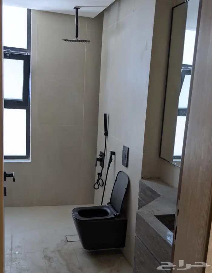 مجموعة كراسي معلقة وأدوات صحية سوداء 1