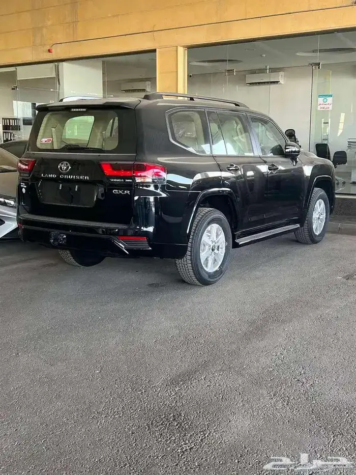 لاندكروزر جي اكس ار بنزين L2 أسود سعودي 2025 متوفر لدى الحسن 2