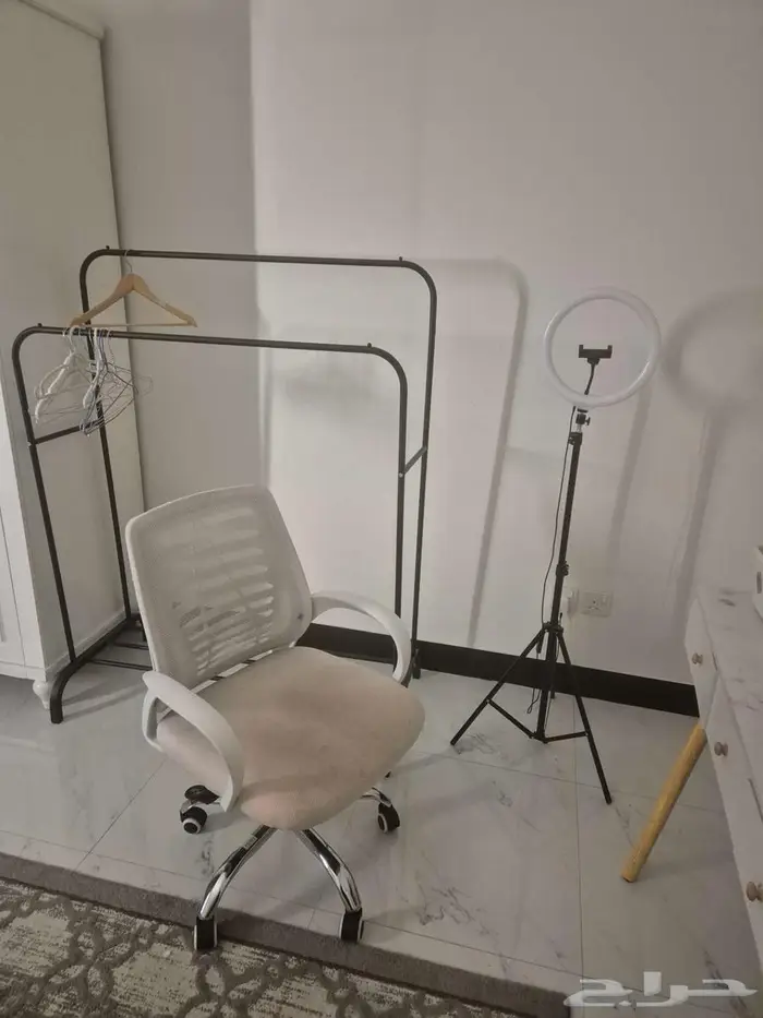 ستاند جوال مع اضاءه 40ريال ومعلاق وكرسي مكتب 1