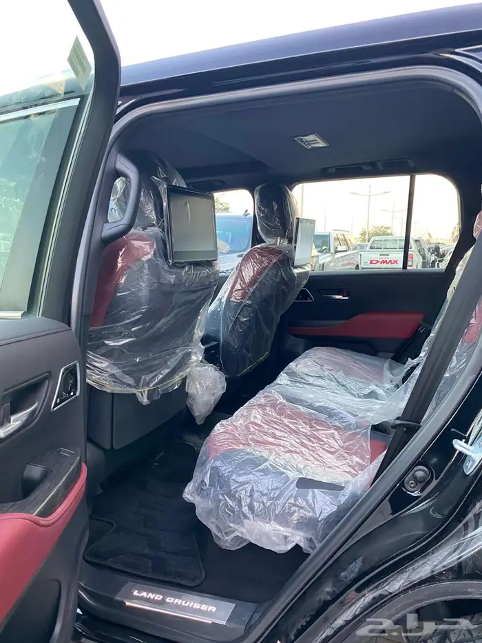 تويوتا لاند كروزر VXR موديل 2024 عداد 13 الف كم 12