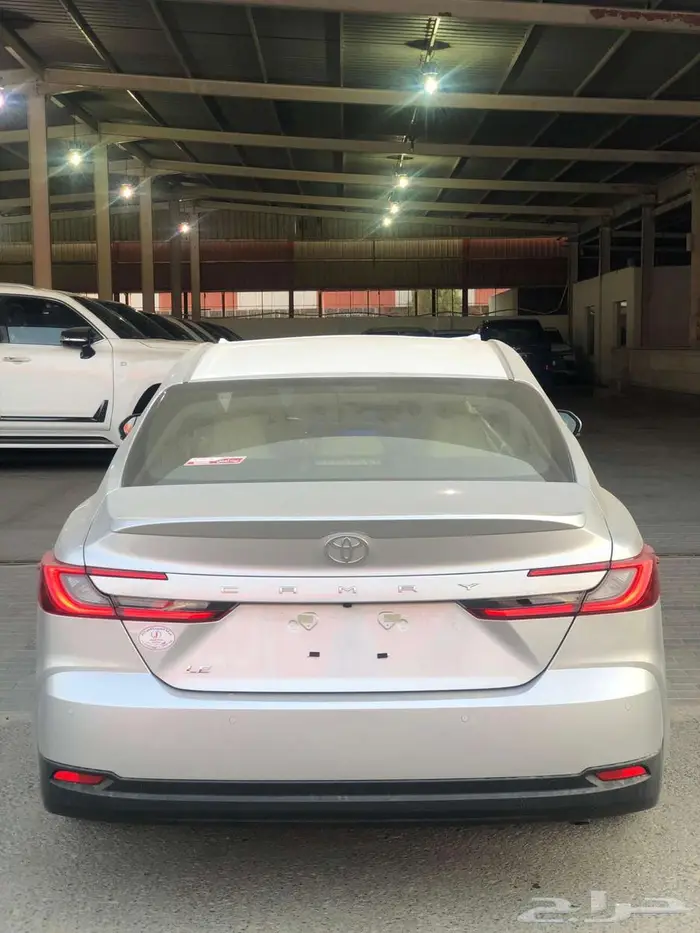 تويوتا كامري LE بنزين 2025 أبيض _ فضي _ أسود 2