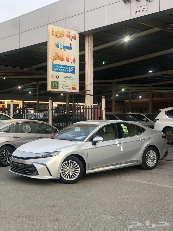 تويوتا كامري LE بنزين 2025 أبيض _ فضي _ أسود 16