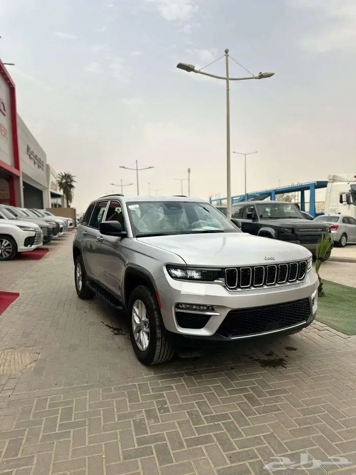 جيب جراند شيروكي 2025 لدى شركة عبدالمجيد الخضر 1