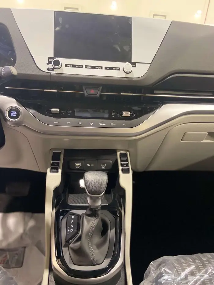 كيا كارينز نص فل فتحة سقف موديل 2025 10