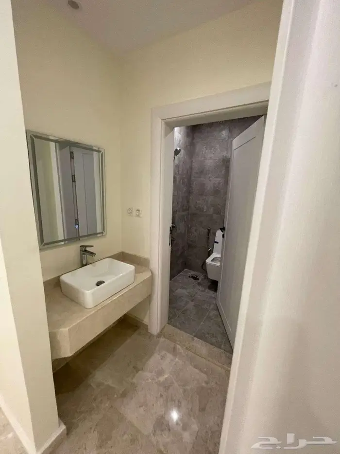 للايجار شقه فاخره جدا في جدة حي السلامه 24
