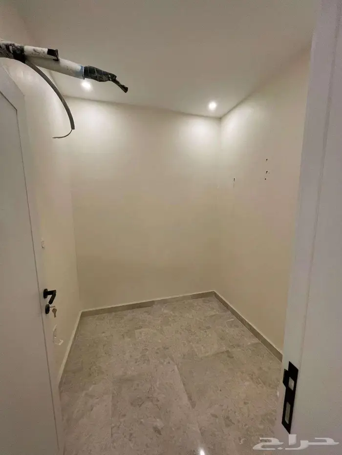 للايجار شقه فاخره جدا في جدة حي السلامه 23