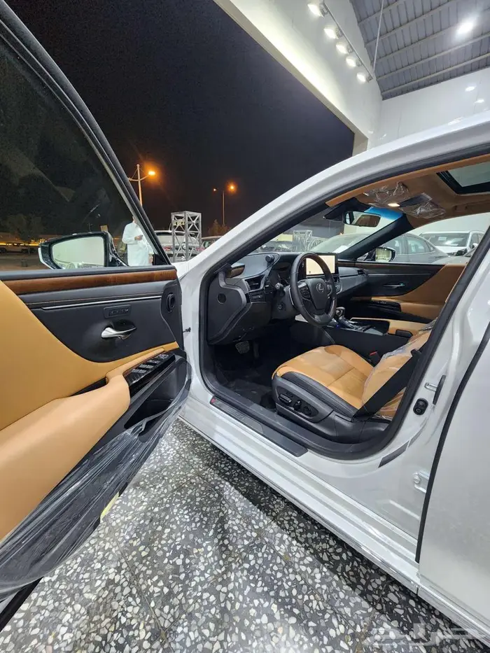 لكزس ES300h فئة AH هايبرد 2025 السعر 232900 9