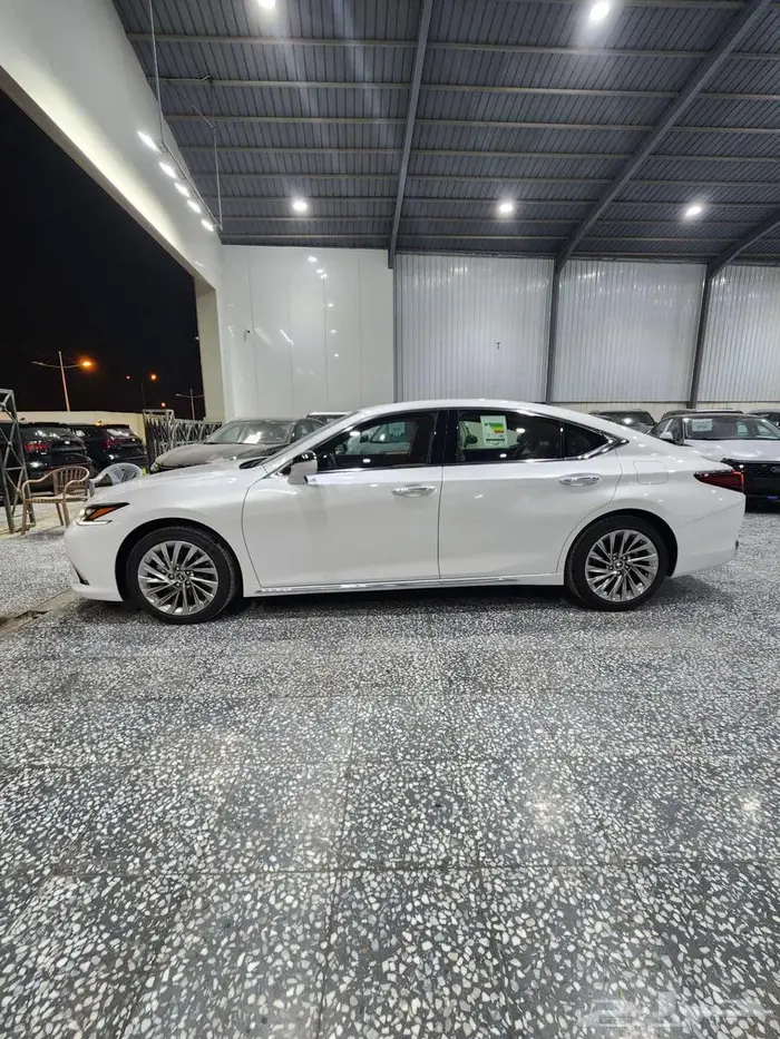 لكزس ES300h فئة AH هايبرد 2025 السعر 232900 3