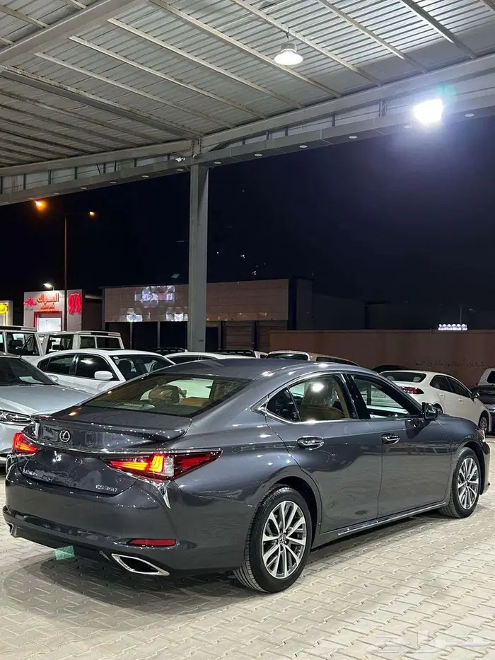 لكزس سيدان 2023 - ES350 بنزين 3