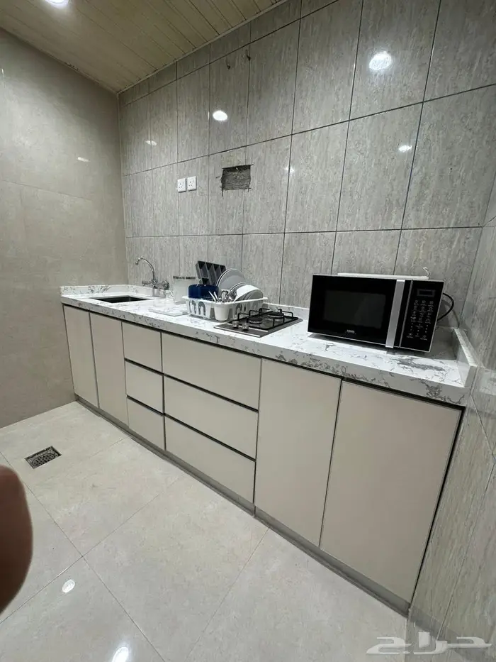 شقة للايجار بحي الندوة غرفة وصالة 11