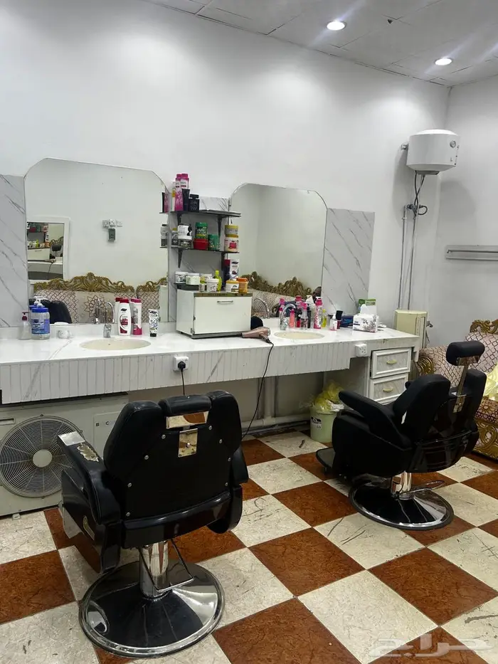 حلاق للبيع بكامل اغراضه 0