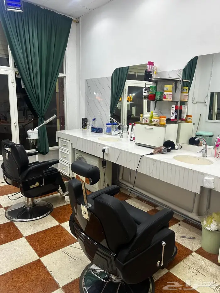 حلاق للبيع بكامل اغراضه 1