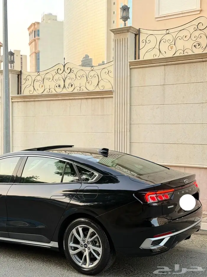 فورد توروس 2023 اللون اسود 6