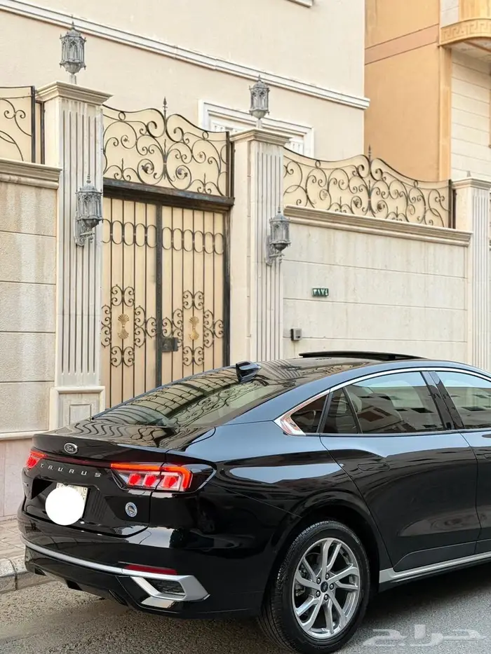 فورد توروس 2023 اللون اسود 4