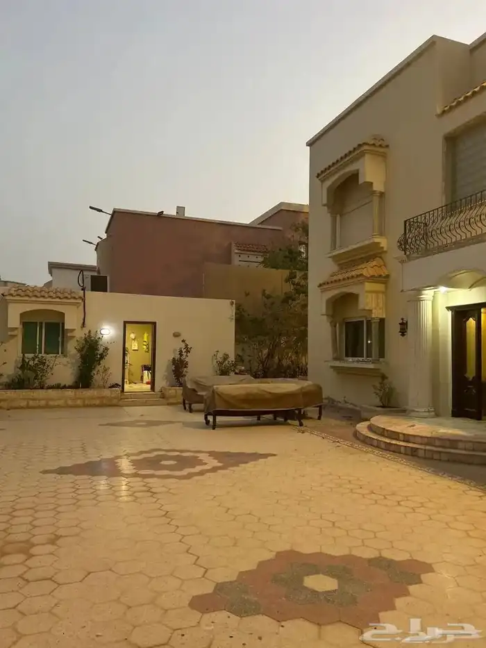 فيلا كبيرة في حي خالد2 0