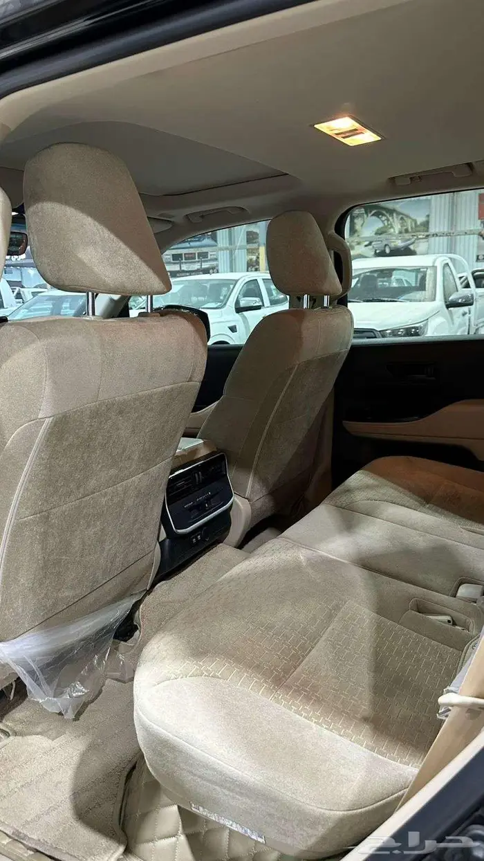 تويوتا لاند كروزر GXRدبزل موديل 2024 عداد 40الف كم 4