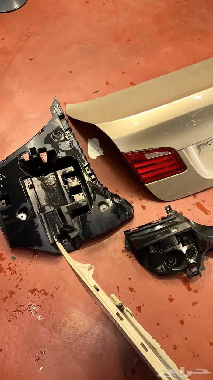 قطع للبيع واجهة وخلفية شمعات BMW F10 523 2011 3