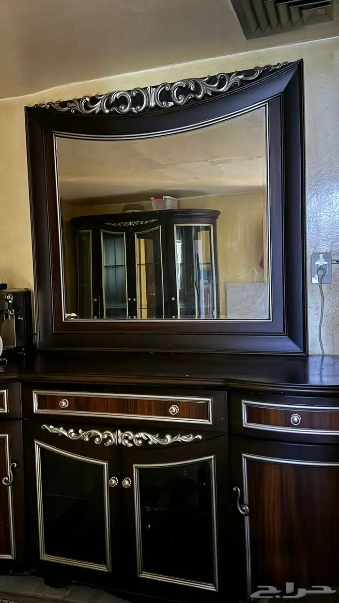 طاولة طعام 10 كراسي نظيفه مع دولاب وطاولة بوفيه 5