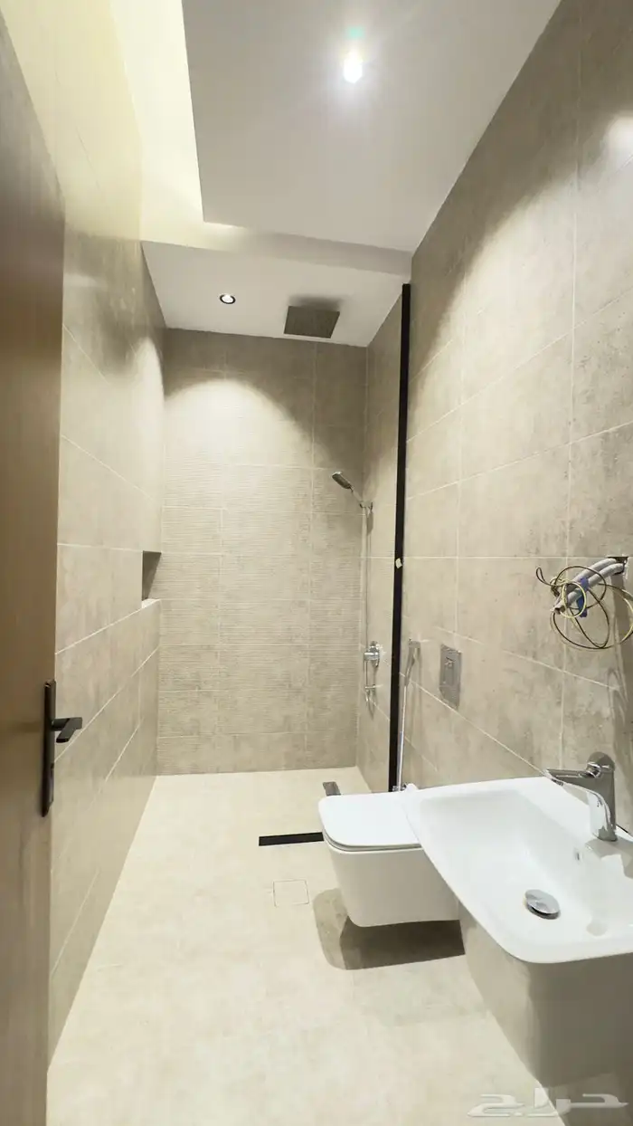 شقة تمليك مكونة من 4 غرف في حي السلامة خلف فندق المنزل 3