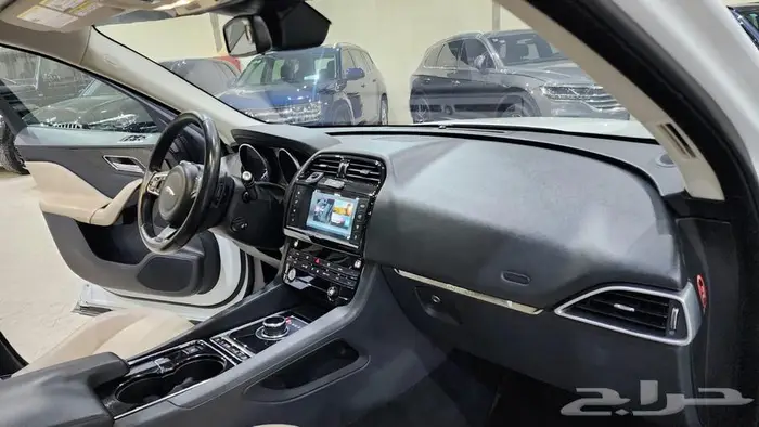 جاكور F Pace 2017 13