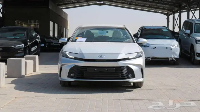 تويوتا كامري 2025 LE fبعدة الوان اسود و ابيض و رمادي 0