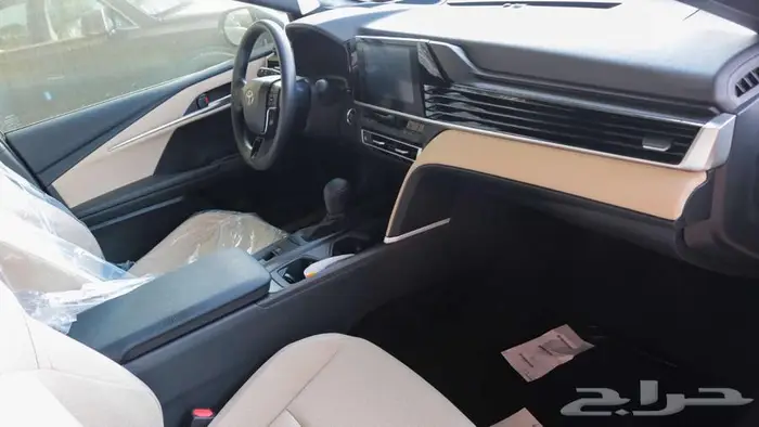 تويوتا كامري 2025 LE fبعدة الوان اسود و ابيض و رمادي 8