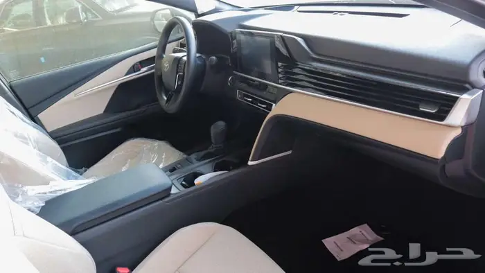 تويوتا كامري 2025 LE fبعدة الوان اسود و ابيض و رمادي 6