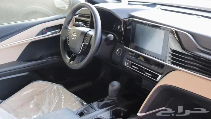 تويوتا كامري 2025 LE fبعدة الوان اسود و ابيض و رمادي 10