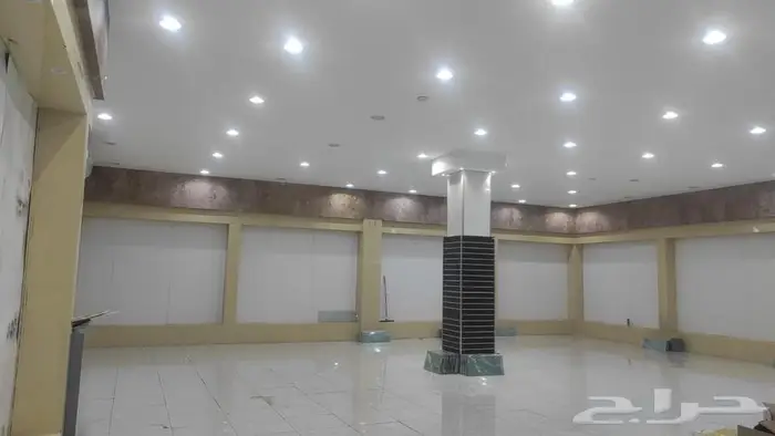 محل للتقبيل مقابل مجمع العلاوي برفحاء مساحة 400متر 2