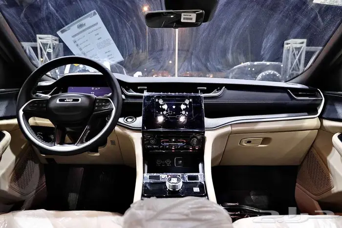 جيب جراند شيروكي لاريدو 2025 الخضر للسيارات 12