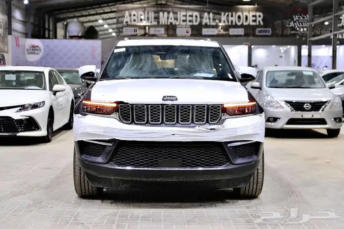 جيب جراند شيروكي لاريدو 2025 الخضر للسيارات 0