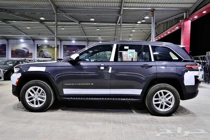 جيب جراند شيروكي لاريدو 2025 الخضر للسيارات 6