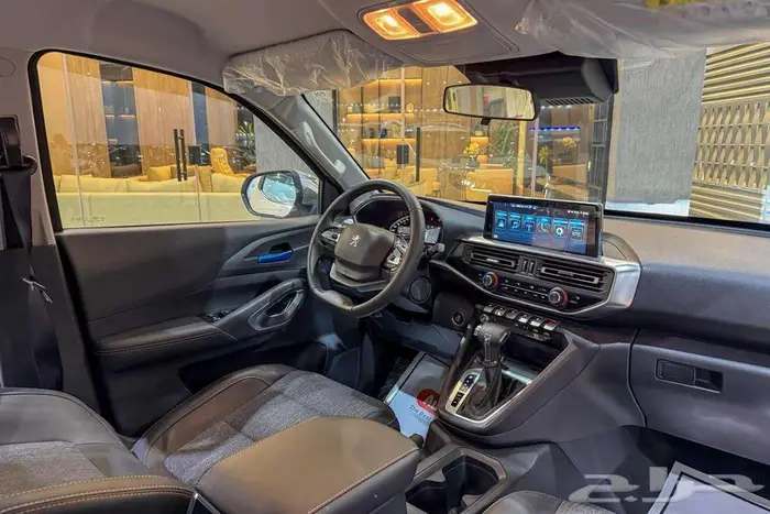 بيجو لاندتريك 2023 ابيض سعودي 7