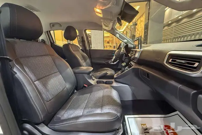 بيجو لاندتريك 2023 ابيض سعودي 5