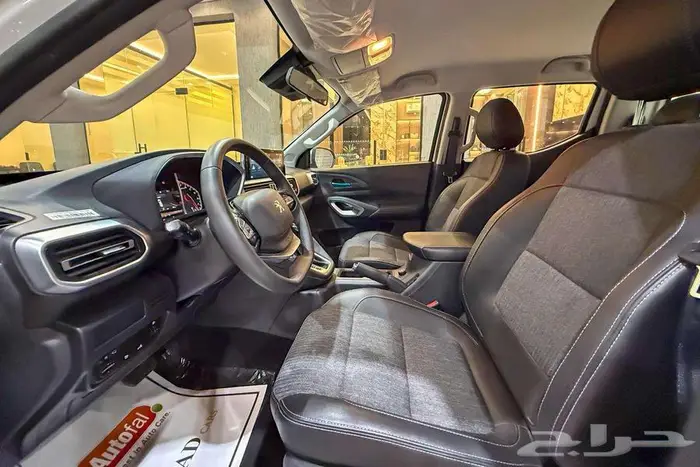 بيجو لاندتريك 2023 ابيض سعودي 8