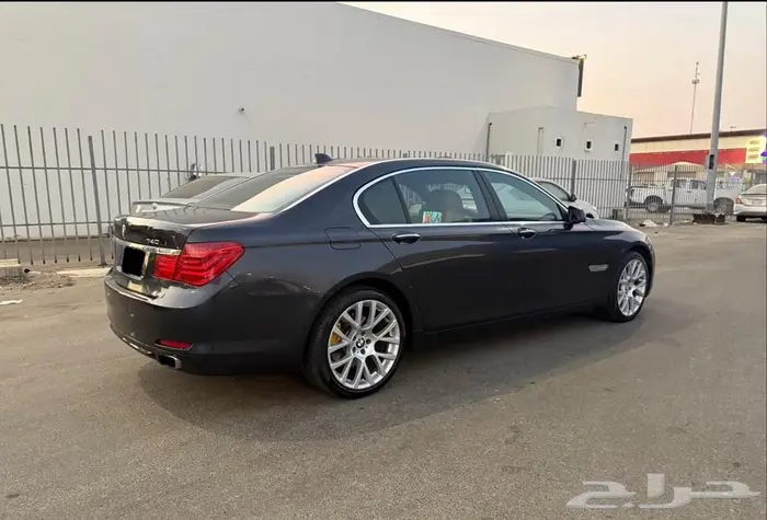 للبيع BMW 740 Li فل كامل لون مميز 2012 نظيف جدا 2